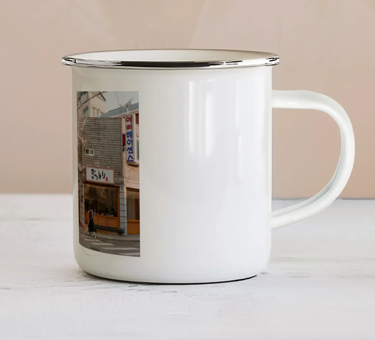 La via dei ciliegi in fiore a Seul, Corea del Sud tazza in smalto da mbgraphx2