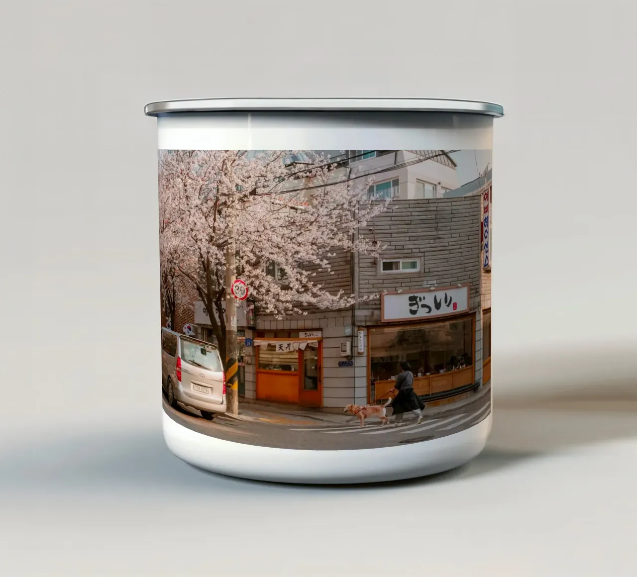 La via dei ciliegi in fiore a Seul, Corea del Sud tazza in smalto da mbgraphx2