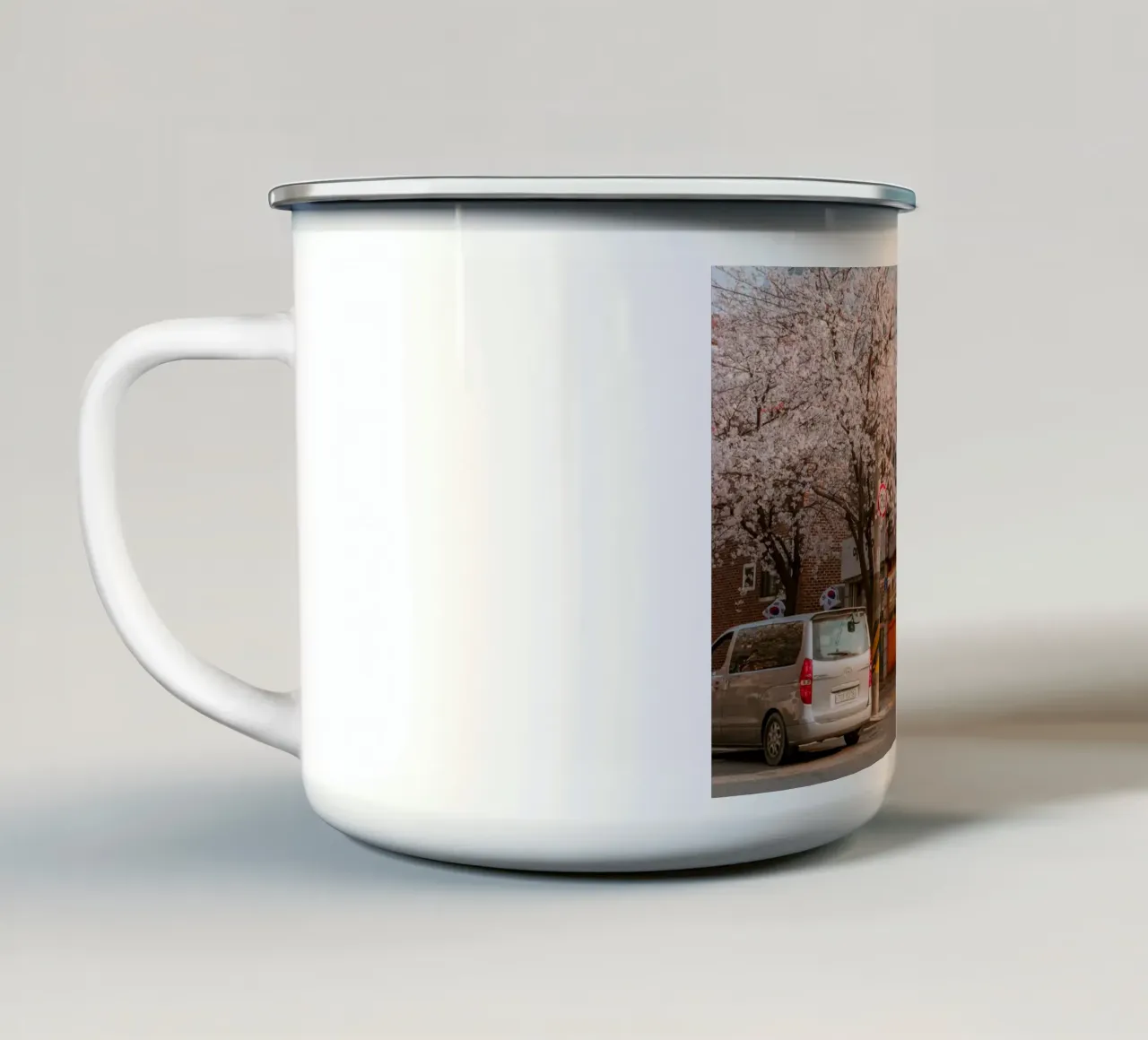 La via dei ciliegi in fiore a Seul, Corea del Sud tazza in smalto da mbgraphx2