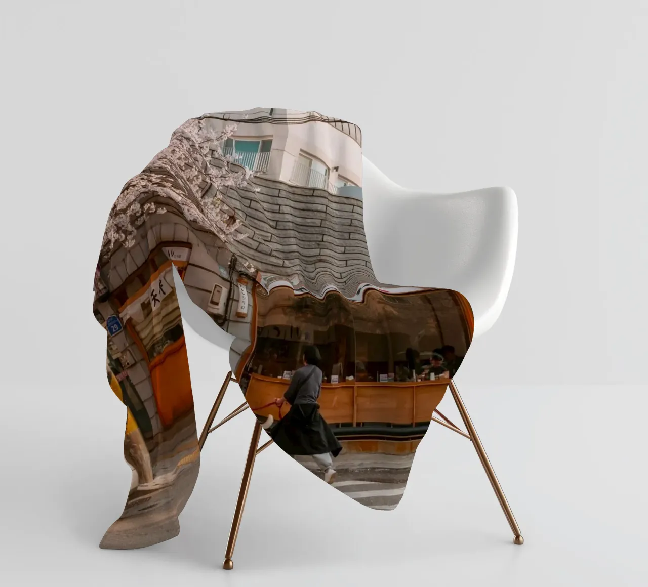 La via dei ciliegi in fiore a Seul, Corea del Sud coperta in pile da mbgraphx2