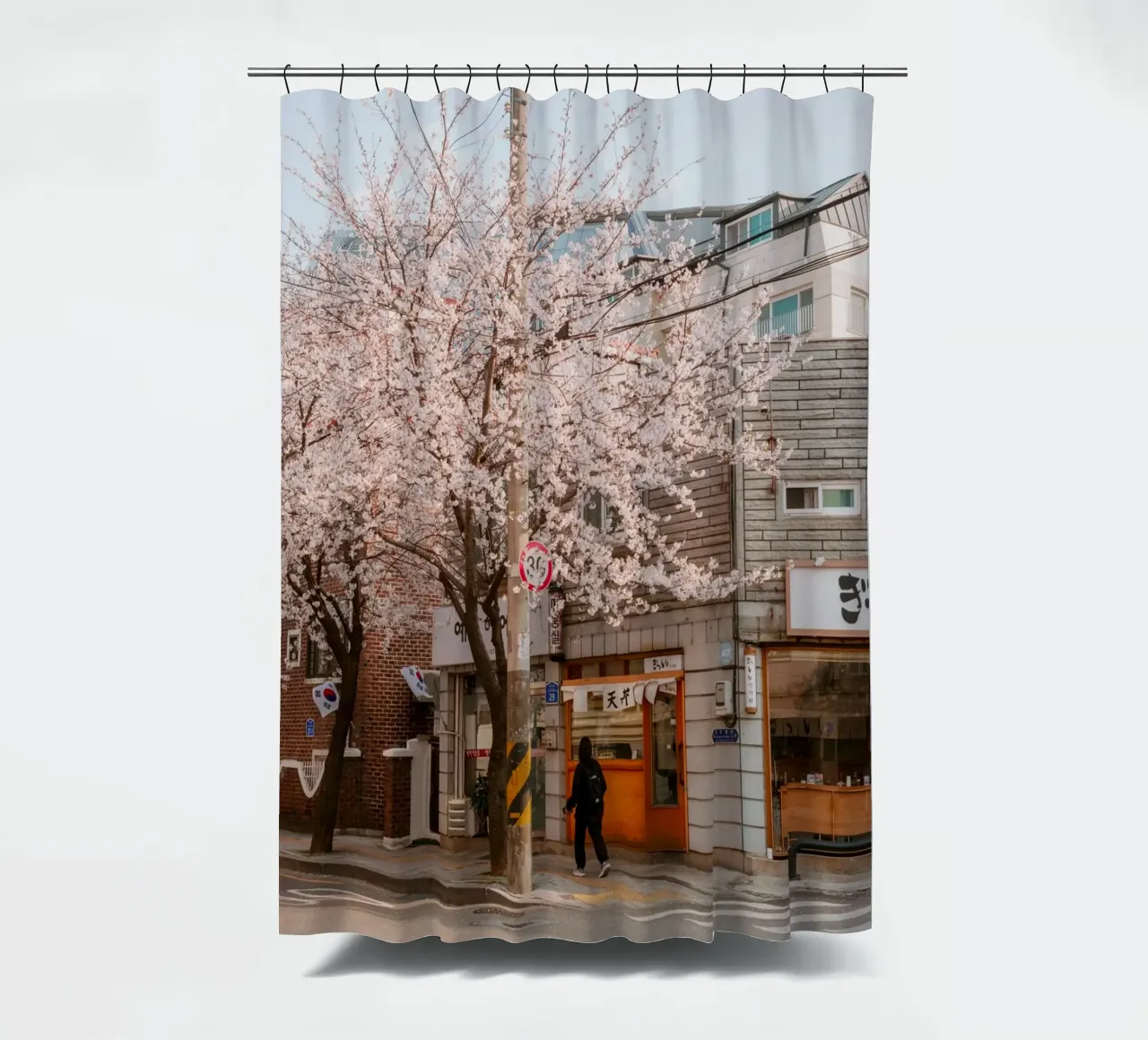 La via dei ciliegi in fiore a Seul, Corea del Sud tenda da doccia da mbgraphx2