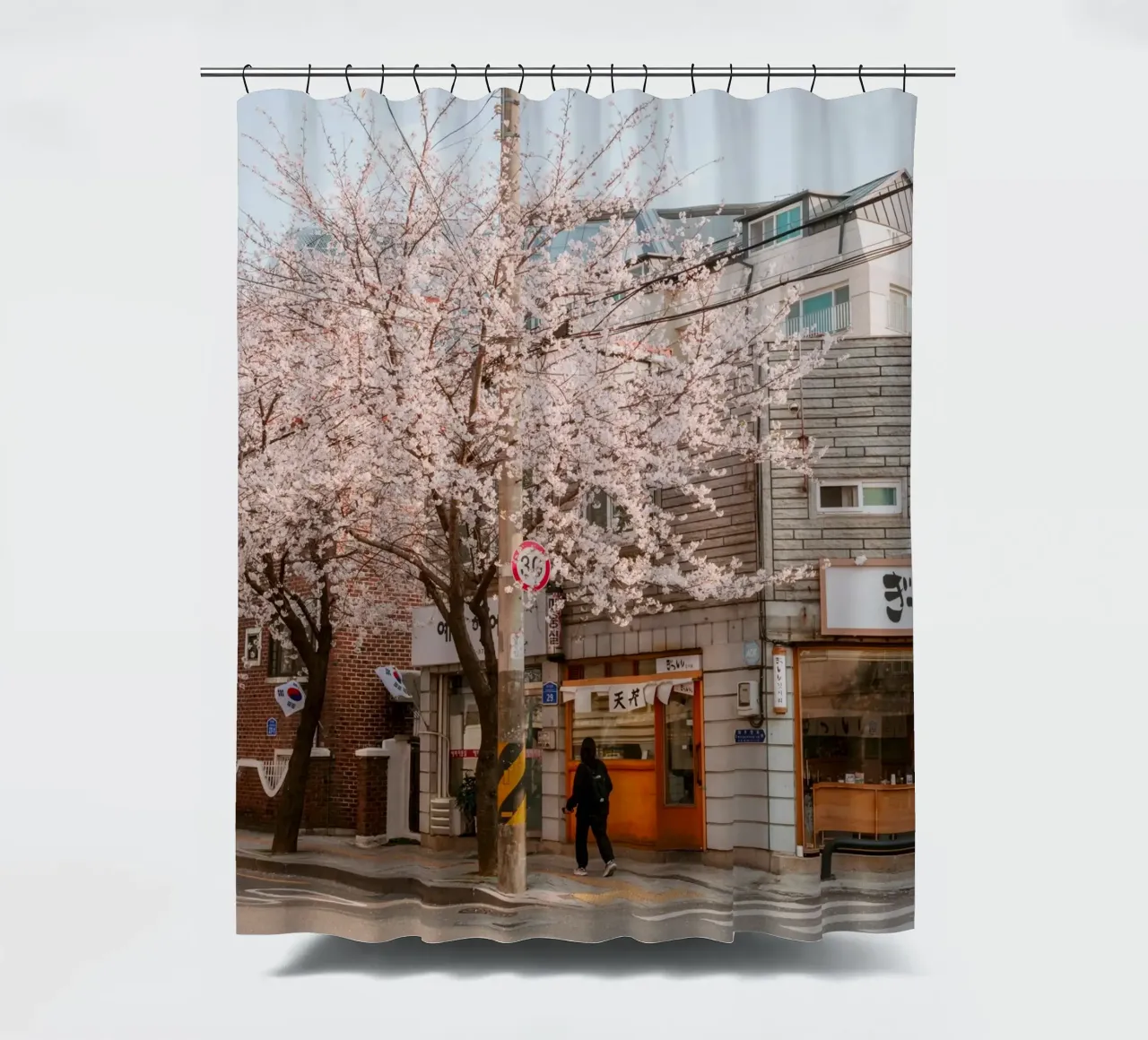 La via dei ciliegi in fiore a Seul, Corea del Sud tenda da doccia da mbgraphx2