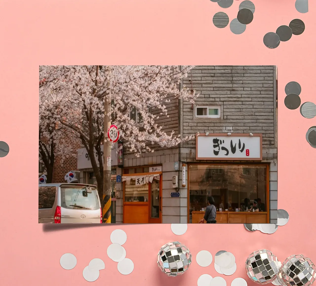 La via dei ciliegi in fiore a Seul, Corea del Sud foglio adesivo da mbgraphx2