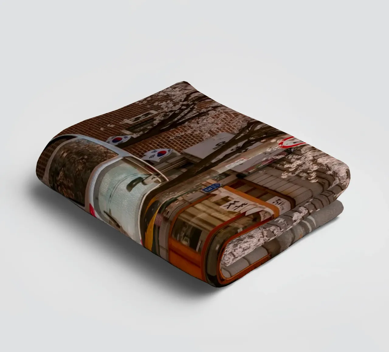 La via dei ciliegi in fiore a Seul, Corea del Sud asciugamano da bagno da mbgraphx2