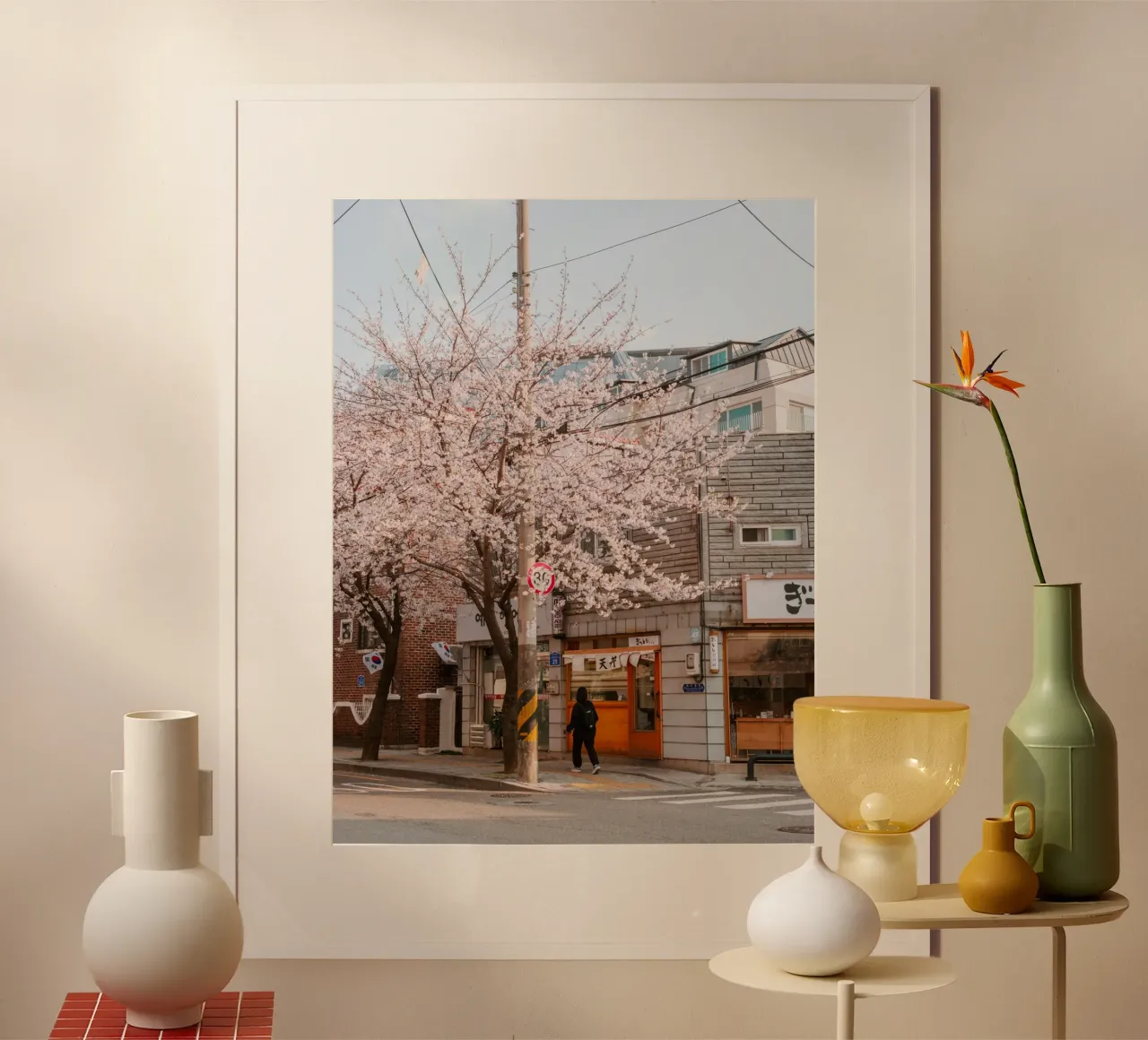 La via dei ciliegi in fiore a Seul, Corea del Sud poster da mbgraphx2