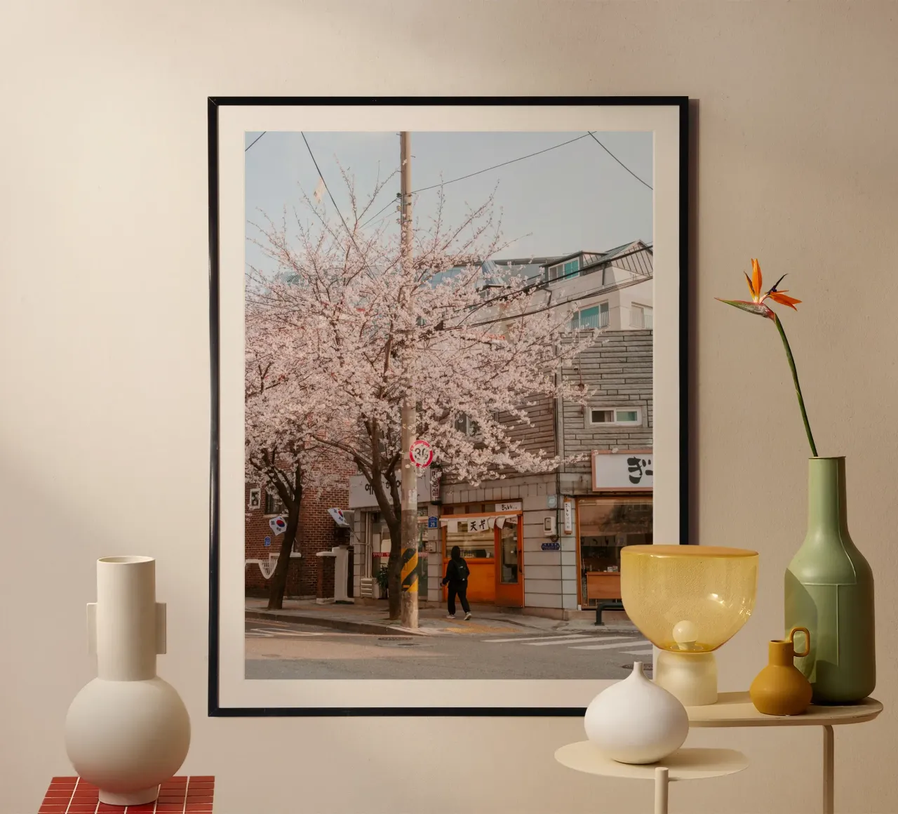 La via dei ciliegi in fiore a Seul, Corea del Sud poster da mbgraphx2