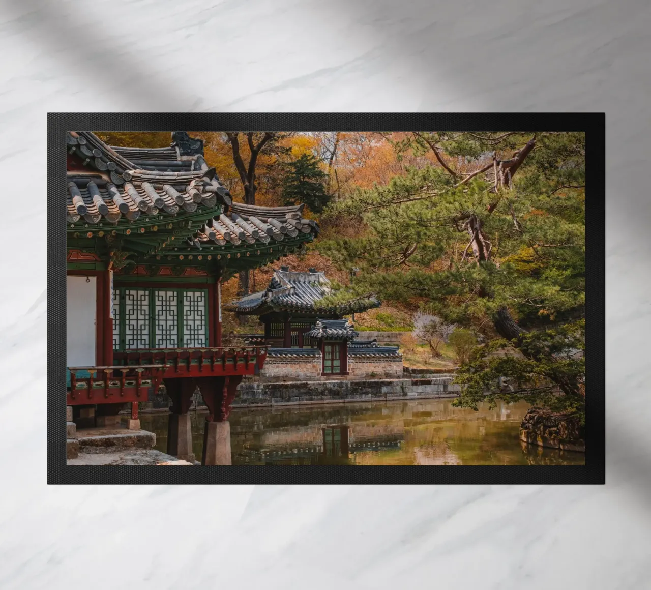 Stagno del giardino segreto di Huwon a Seul, Corea del Sud zerbino da mbgraphx2