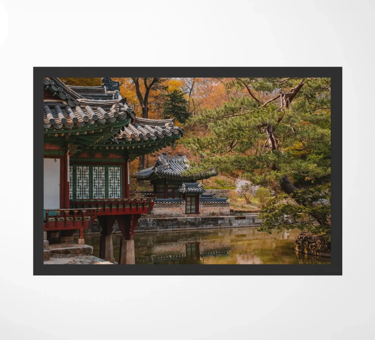 Stagno del giardino segreto di Huwon a Seul, Corea del Sud zerbino da mbgraphx2