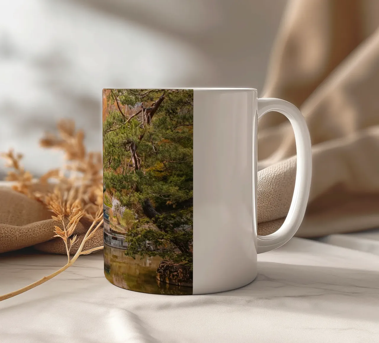 Stagno del giardino segreto di Huwon a Seul, Corea del Sud tazza in ceramica da mbgraphx2