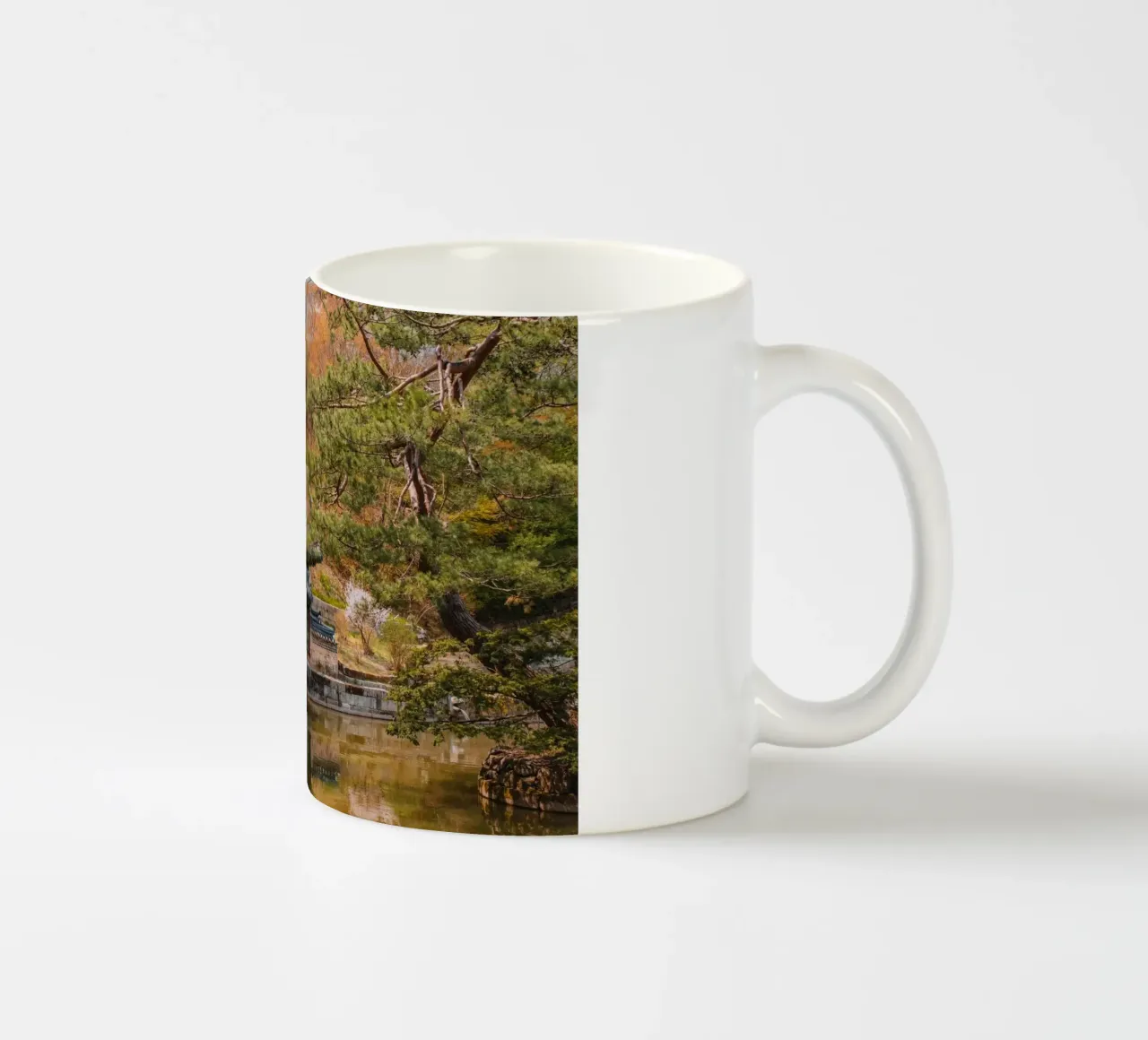 Stagno del giardino segreto di Huwon a Seul, Corea del Sud tazza in ceramica da mbgraphx2