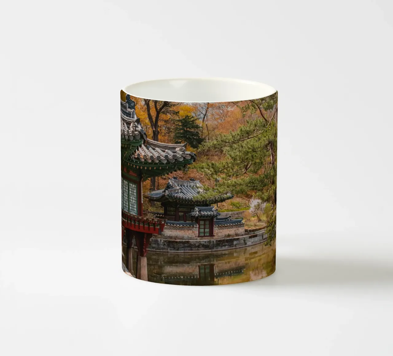 Stagno del giardino segreto di Huwon a Seul, Corea del Sud tazza in ceramica da mbgraphx2