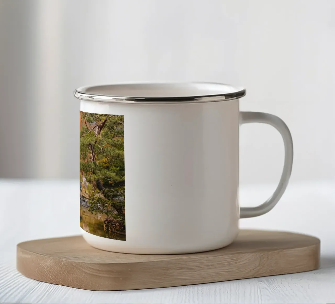 Stagno del giardino segreto di Huwon a Seul, Corea del Sud tazza in smalto da mbgraphx2