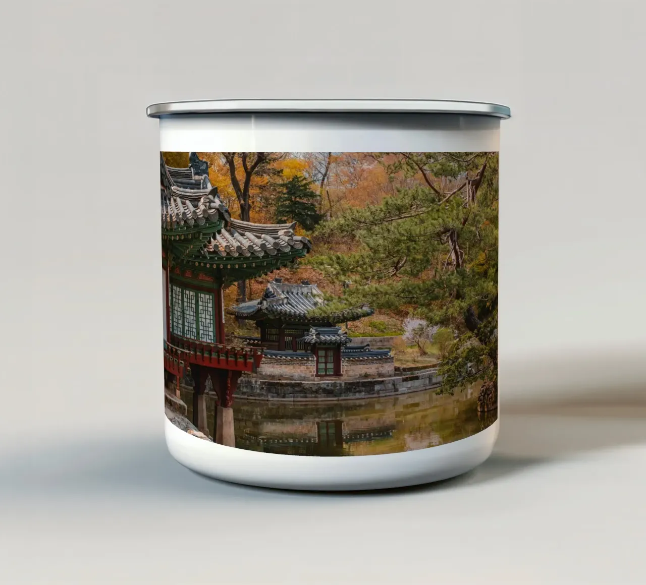 Stagno del giardino segreto di Huwon a Seul, Corea del Sud tazza in smalto da mbgraphx2