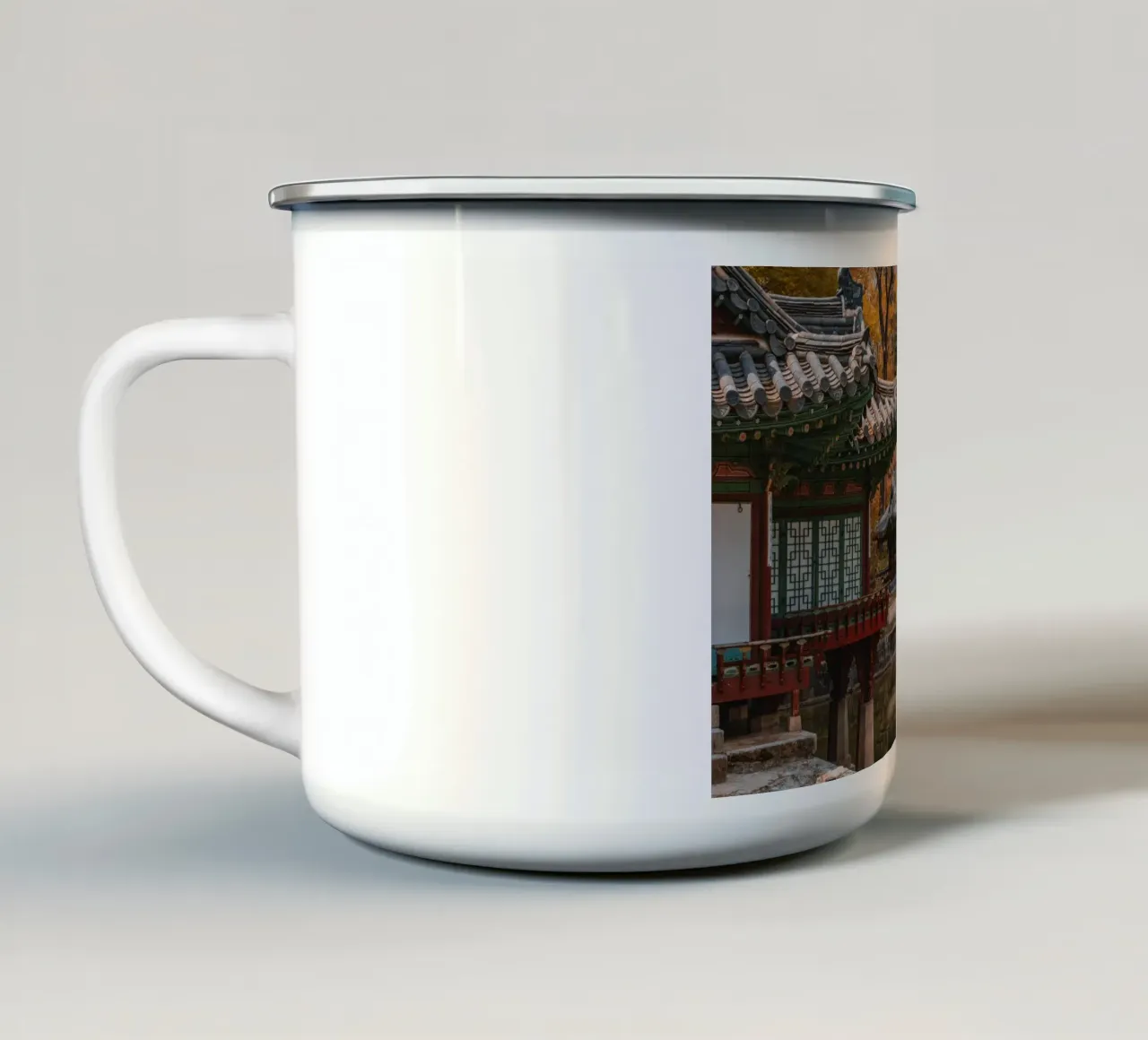 Stagno del giardino segreto di Huwon a Seul, Corea del Sud tazza in smalto da mbgraphx2