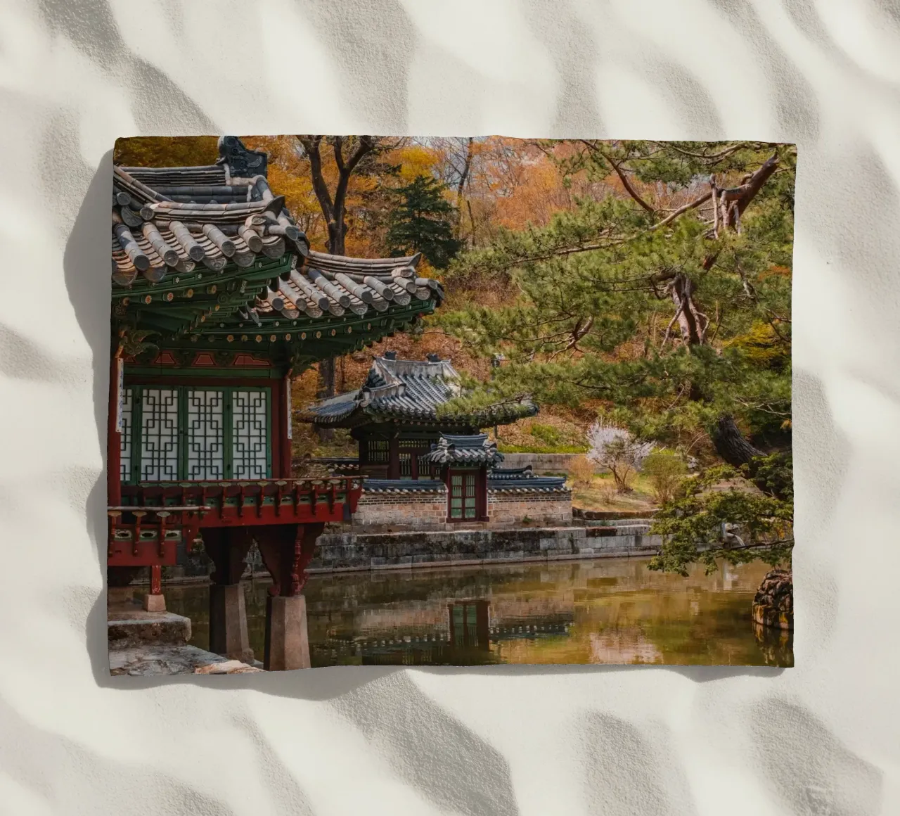 Stagno del giardino segreto di Huwon a Seul, Corea del Sud telo mare da mbgraphx2