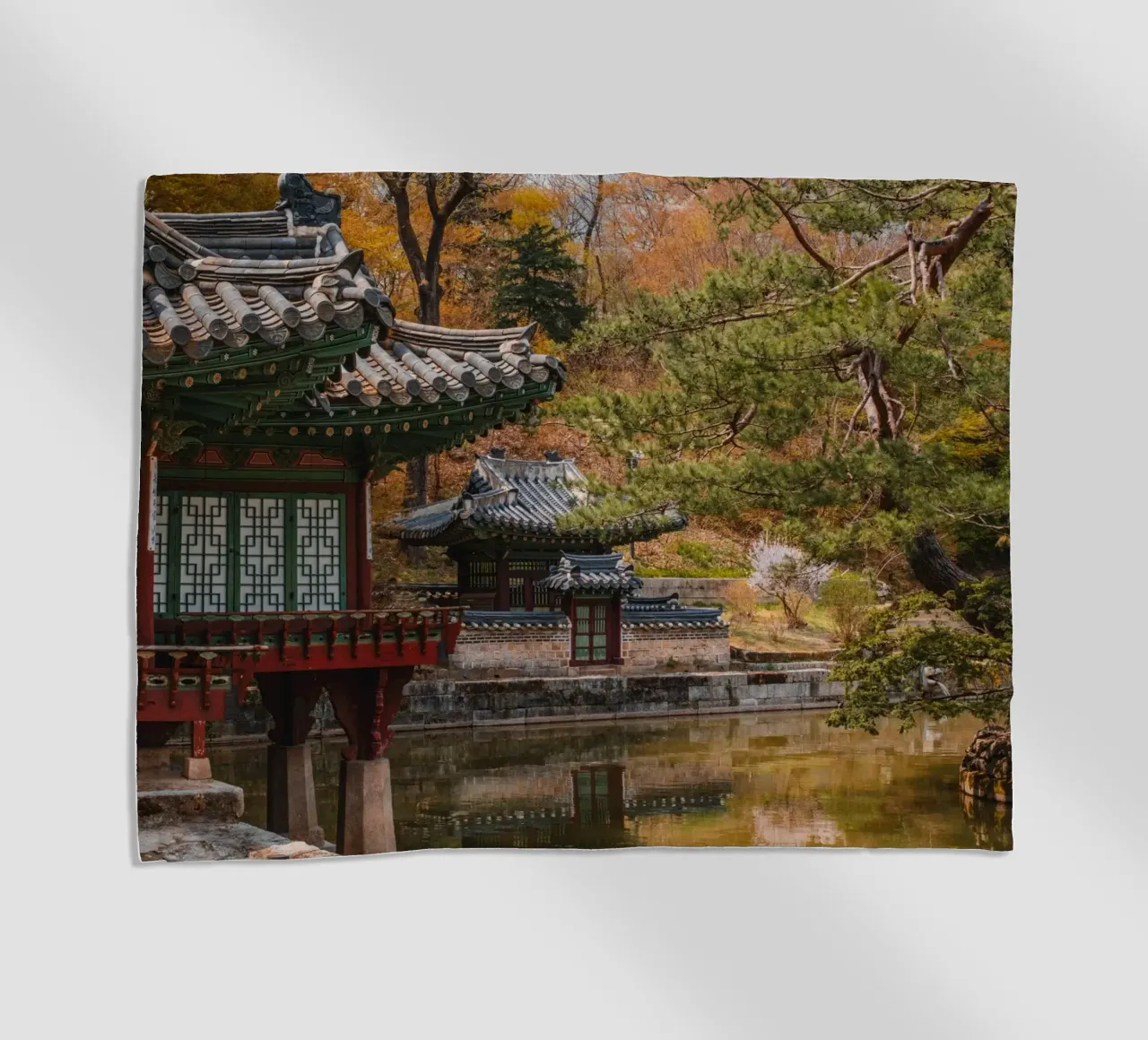 Stagno del giardino segreto di Huwon a Seul, Corea del Sud telo mare da mbgraphx2