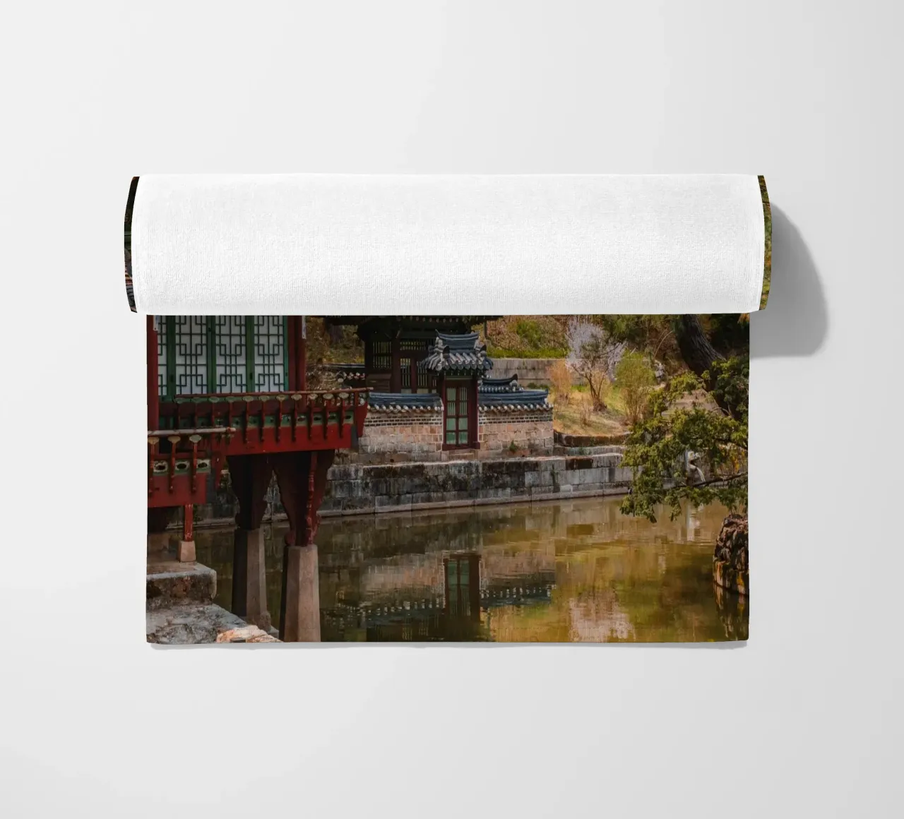 Stagno del giardino segreto di Huwon a Seul, Corea del Sud telo mare da mbgraphx2