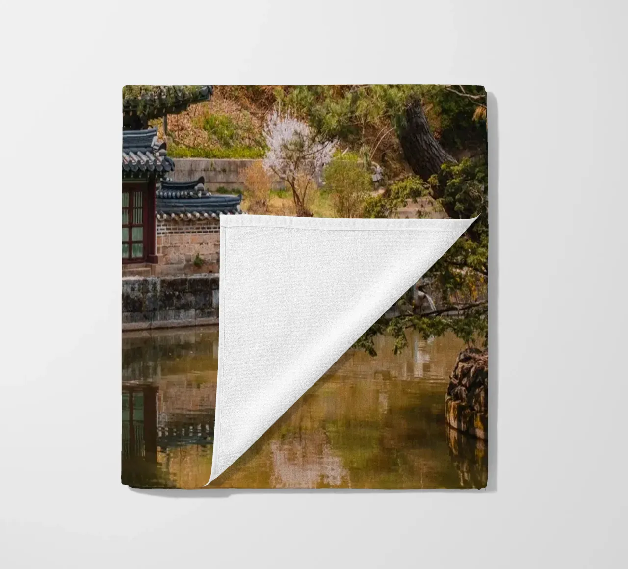 Stagno del giardino segreto di Huwon a Seul, Corea del Sud telo mare da mbgraphx2