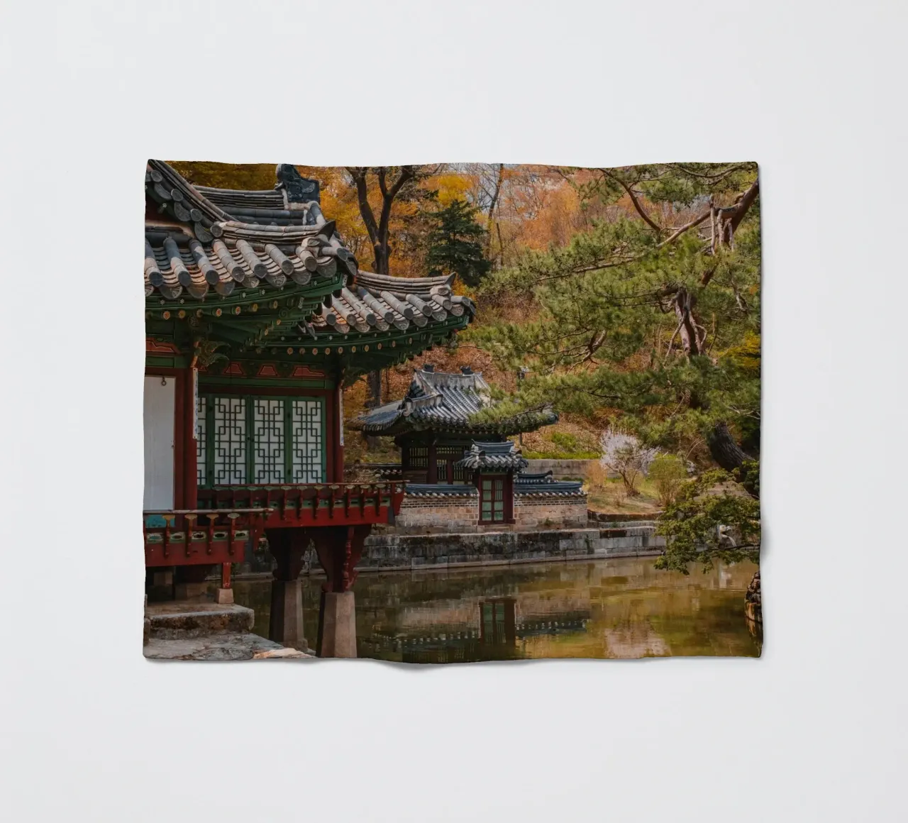 Stagno del giardino segreto di Huwon a Seul, Corea del Sud coperta in pile da mbgraphx2