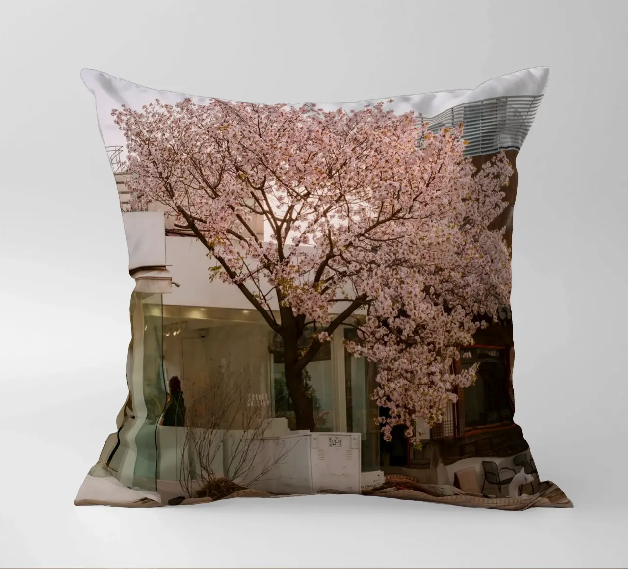 Alba dei ciliegi in fiore a Seul, Corea del Sud cuscino da mbgraphx2