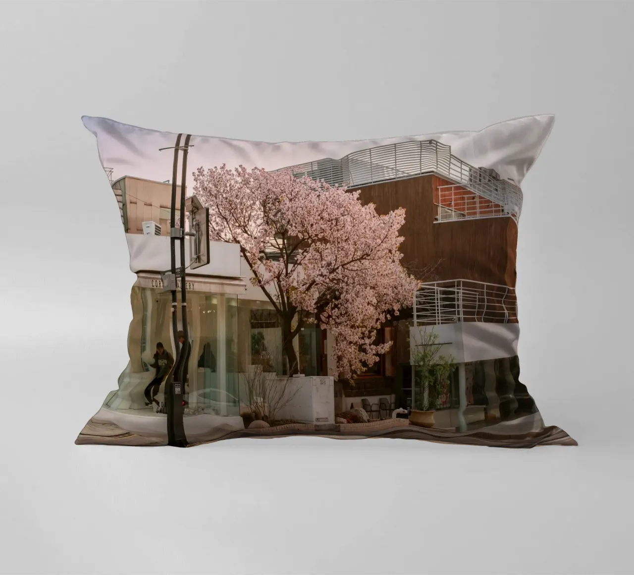 Alba dei ciliegi in fiore a Seul, Corea del Sud cuscino da mbgraphx2