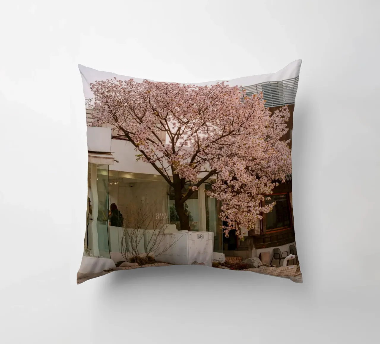 Alba dei ciliegi in fiore a Seul, Corea del Sud cuscino da mbgraphx2