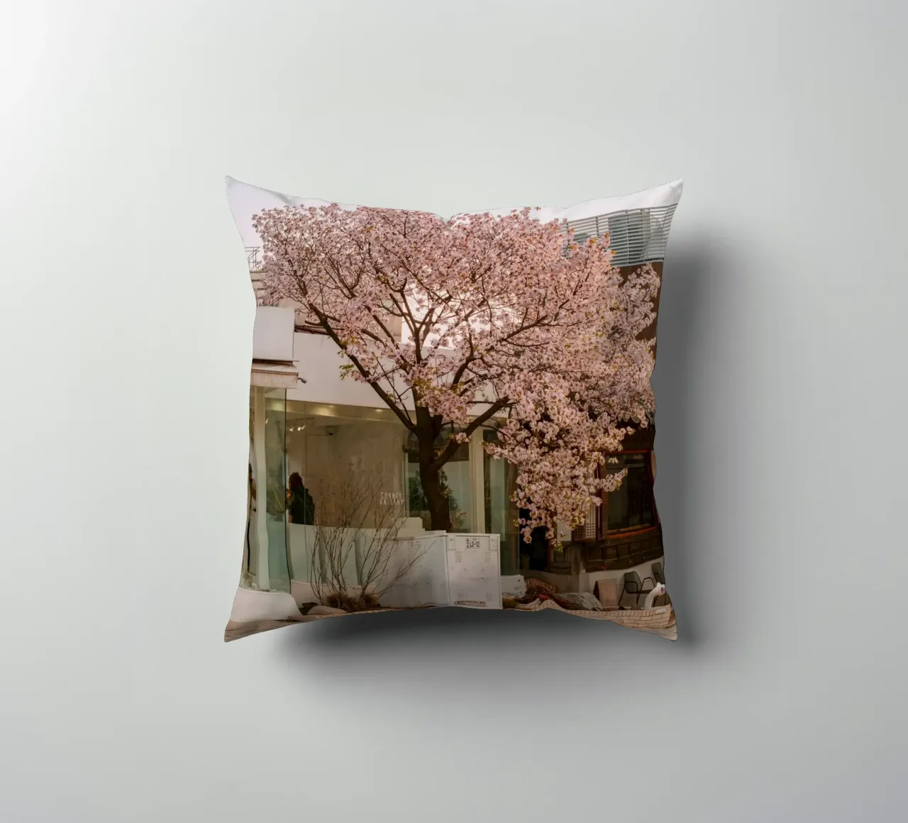 Alba dei ciliegi in fiore a Seul, Corea del Sud cuscino da mbgraphx2