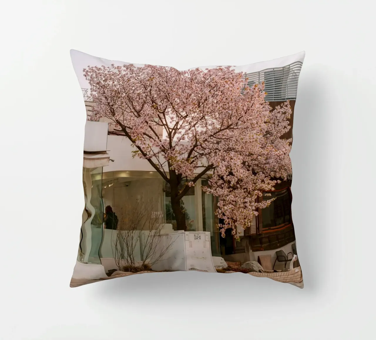 Alba dei ciliegi in fiore a Seul, Corea del Sud cuscino da mbgraphx2