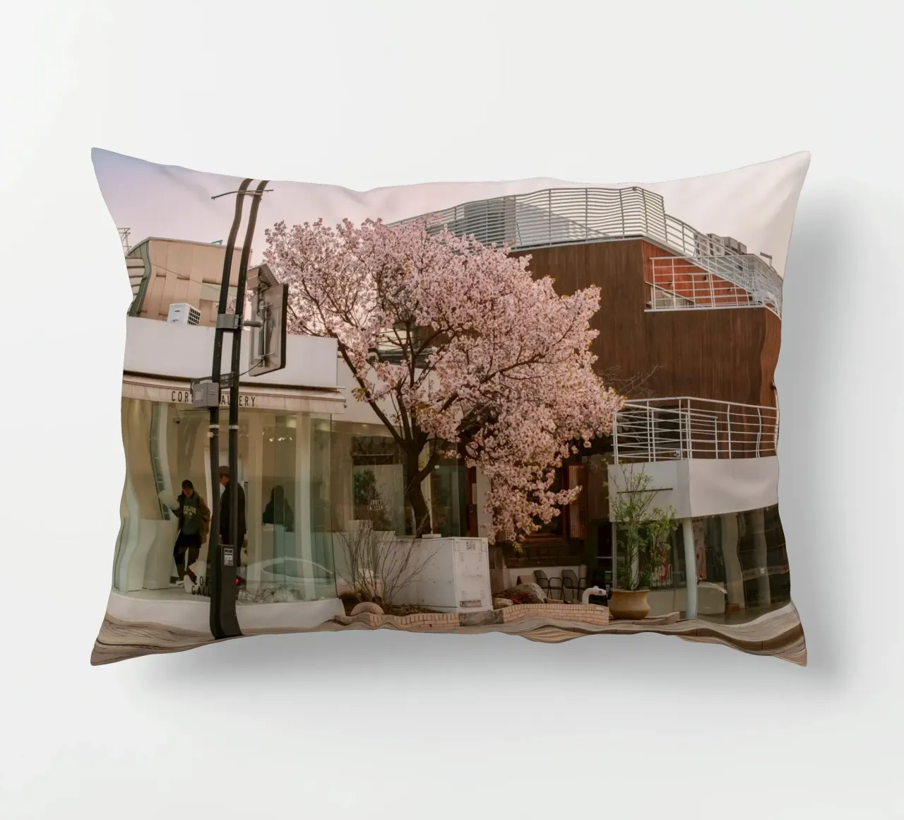 Alba dei ciliegi in fiore a Seul, Corea del Sud cuscino da mbgraphx2