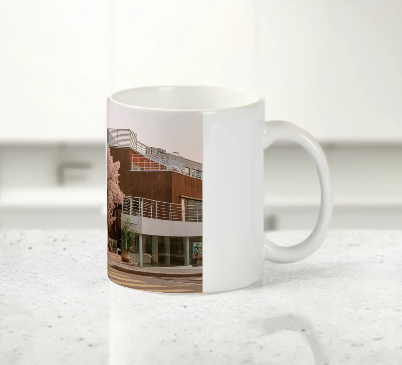 Alba dei ciliegi in fiore a Seul, Corea del Sud tazza in ceramica da mbgraphx2