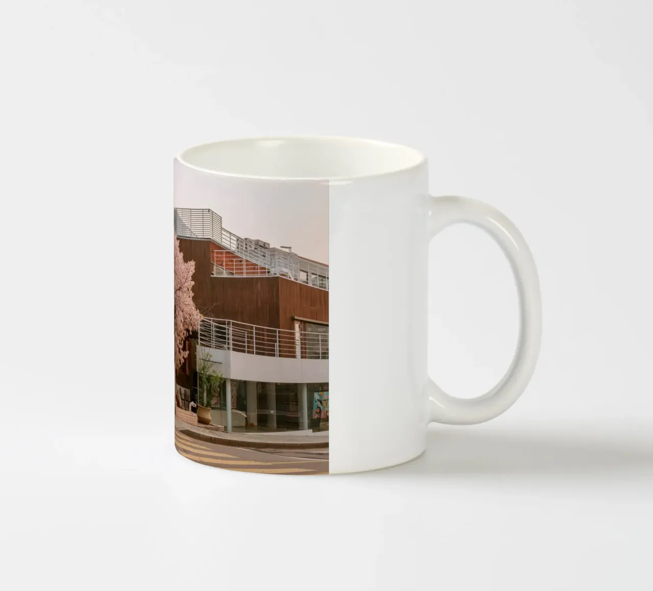 Alba dei ciliegi in fiore a Seul, Corea del Sud tazza in ceramica da mbgraphx2