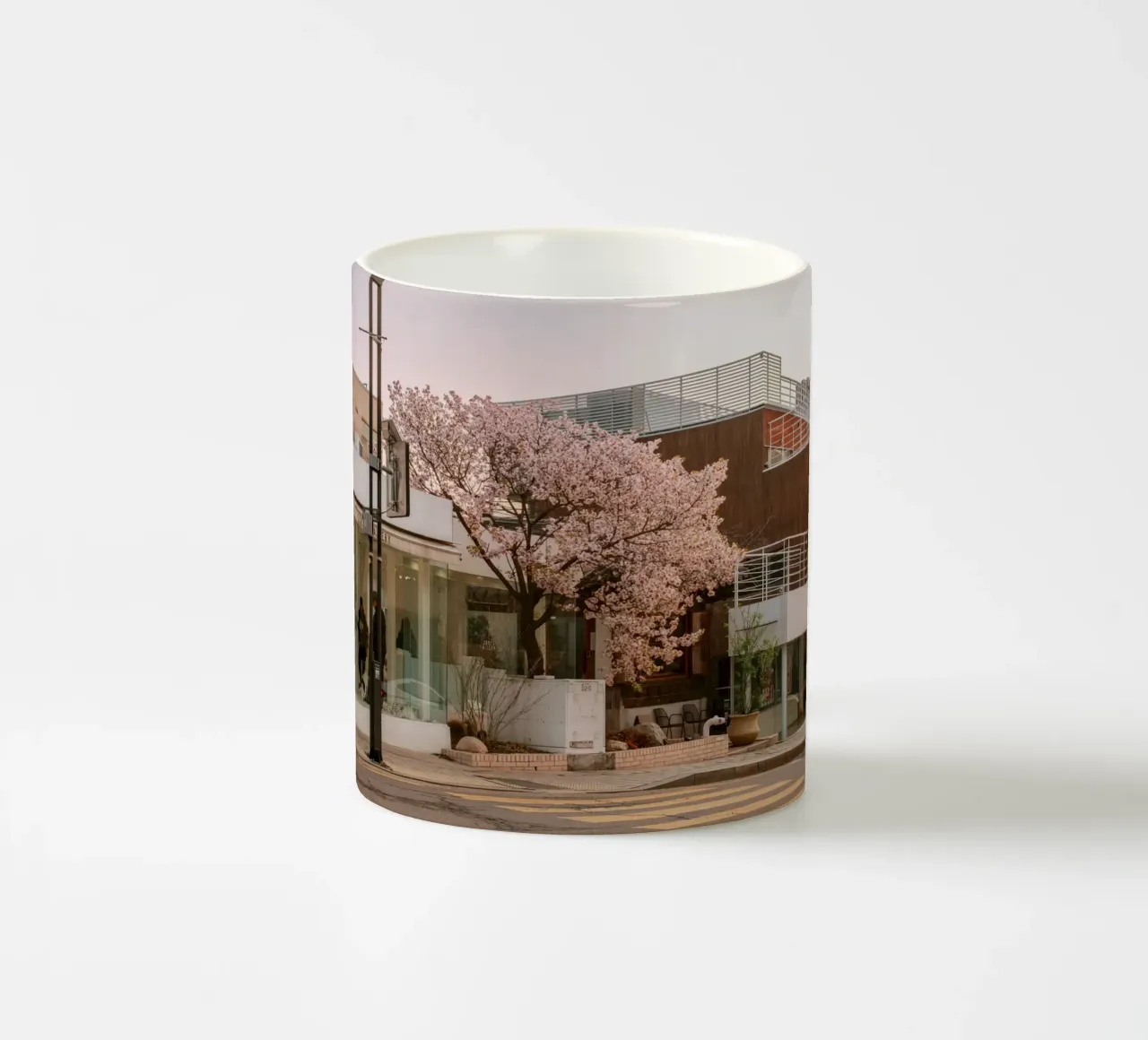 Alba dei ciliegi in fiore a Seul, Corea del Sud tazza in ceramica da mbgraphx2