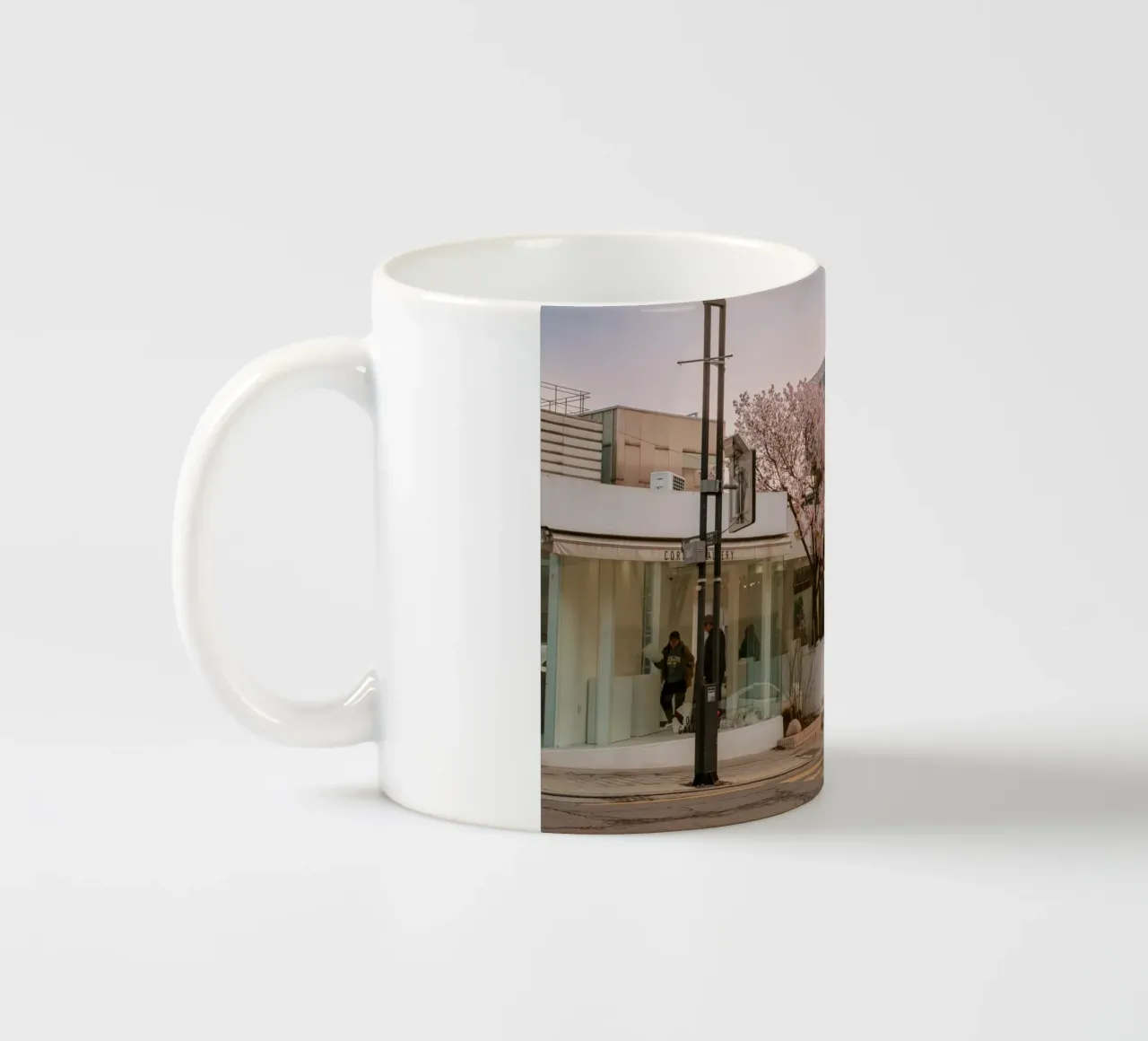 Alba dei ciliegi in fiore a Seul, Corea del Sud tazza in ceramica da mbgraphx2