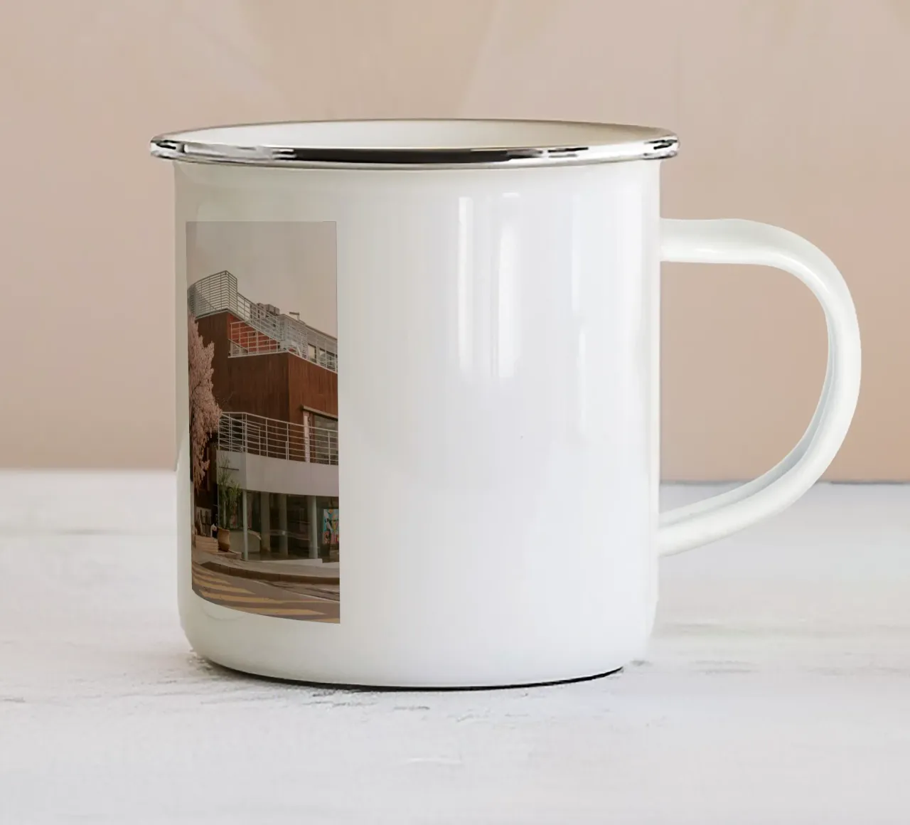 Alba dei ciliegi in fiore a Seul, Corea del Sud tazza in smalto da mbgraphx2