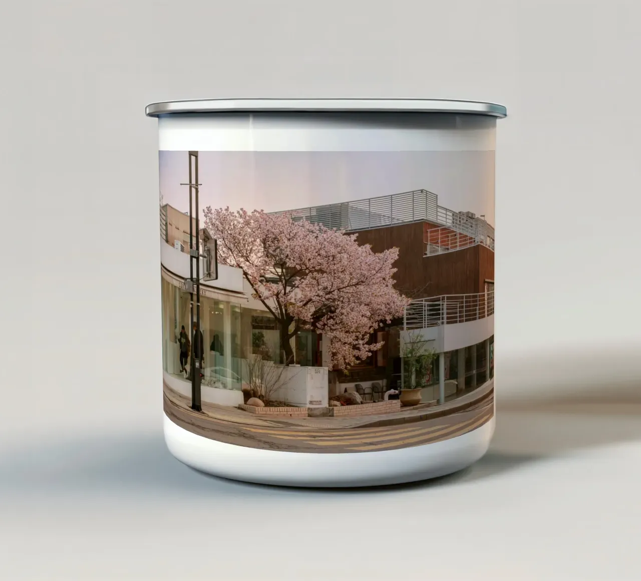 Alba dei ciliegi in fiore a Seul, Corea del Sud tazza in smalto da mbgraphx2