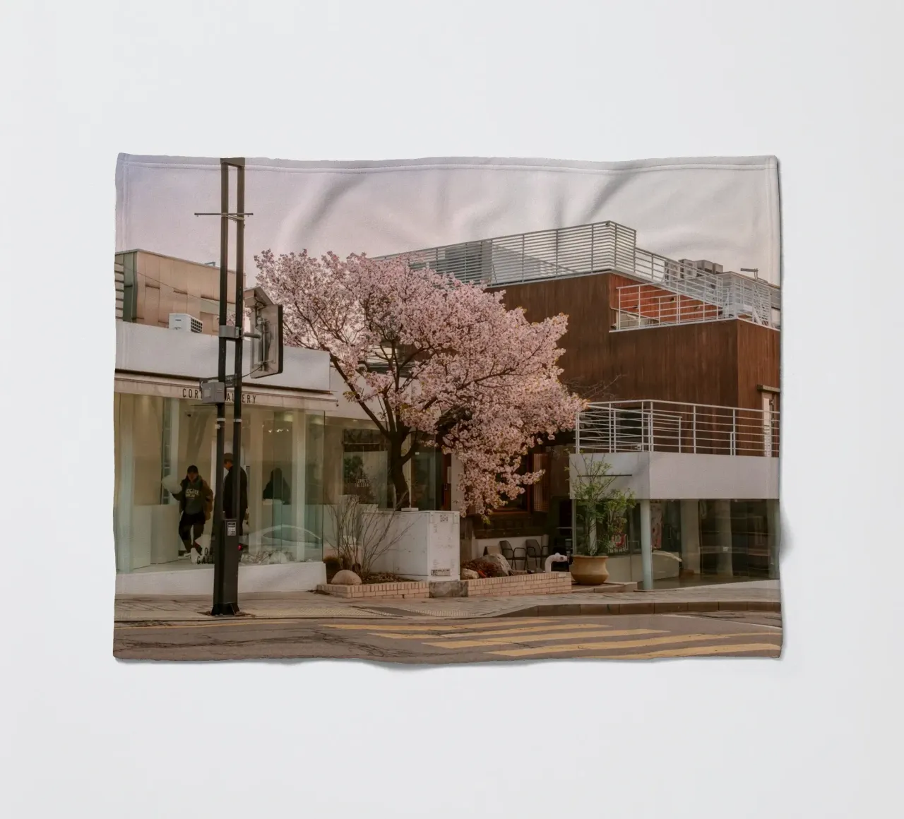 Alba dei ciliegi in fiore a Seul, Corea del Sud coperta in pile da mbgraphx2