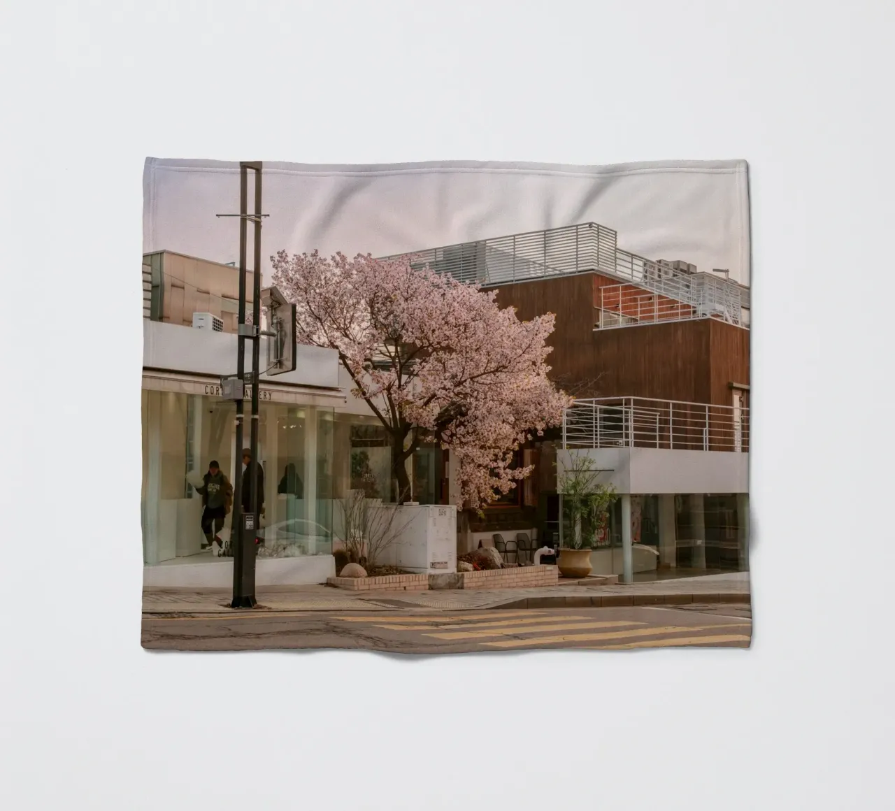 Alba dei ciliegi in fiore a Seul, Corea del Sud coperta in pile da mbgraphx2