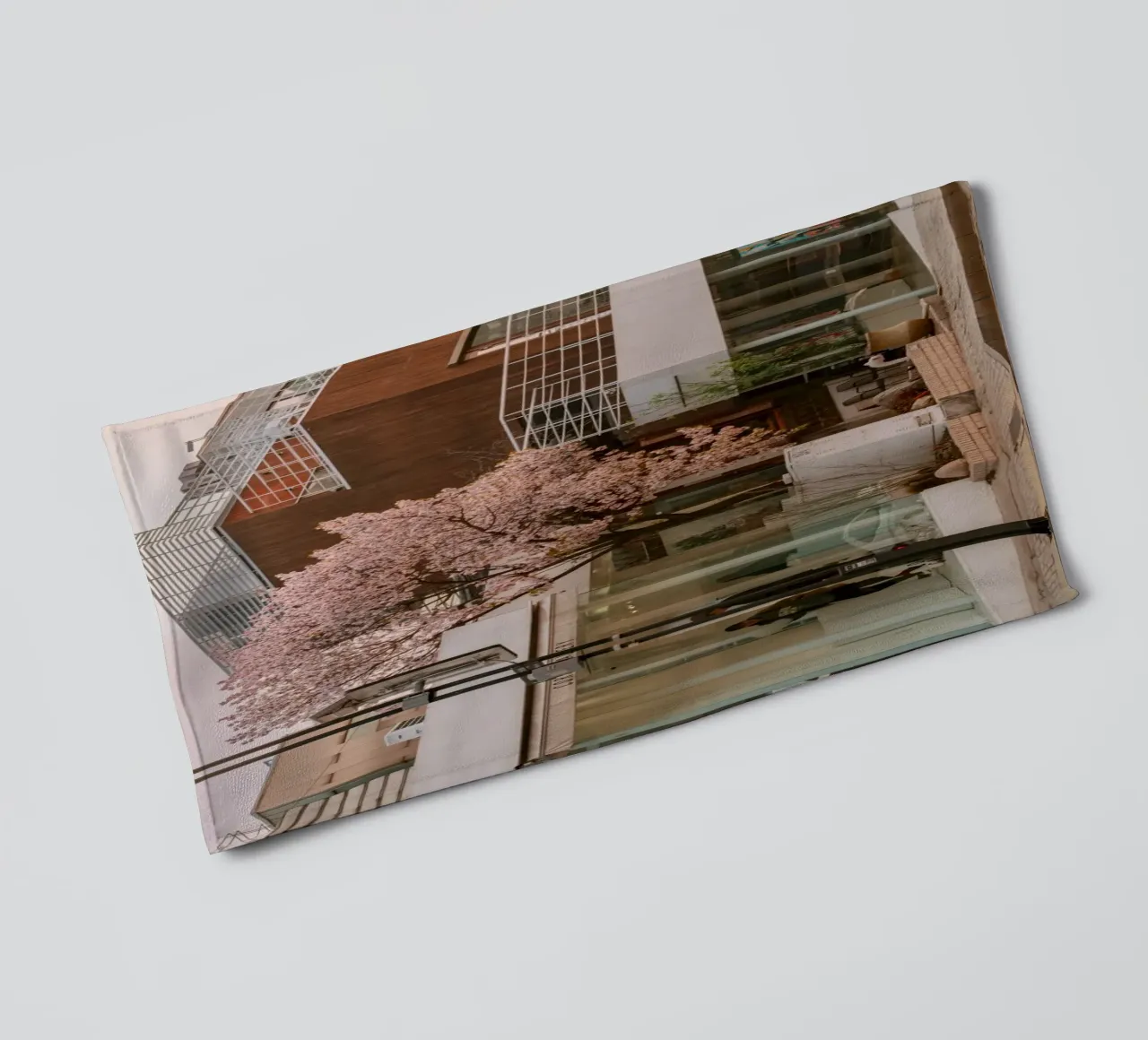 Alba dei ciliegi in fiore a Seul, Corea del Sud asciugamano da bagno da mbgraphx2