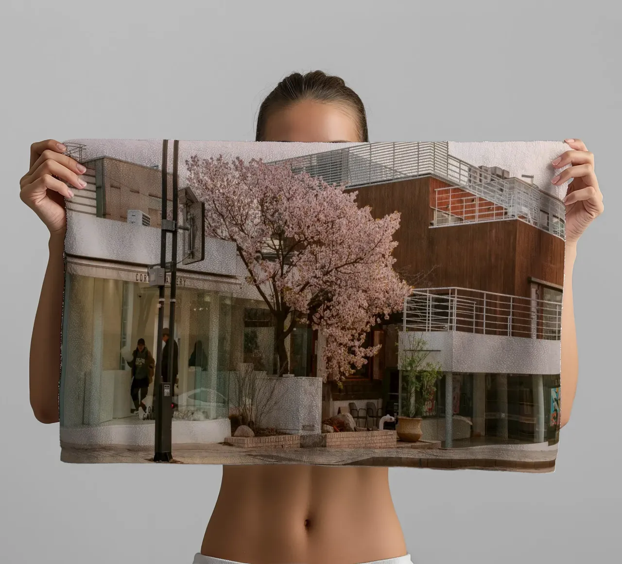 Alba dei ciliegi in fiore a Seul, Corea del Sud asciugamano da bagno da mbgraphx2