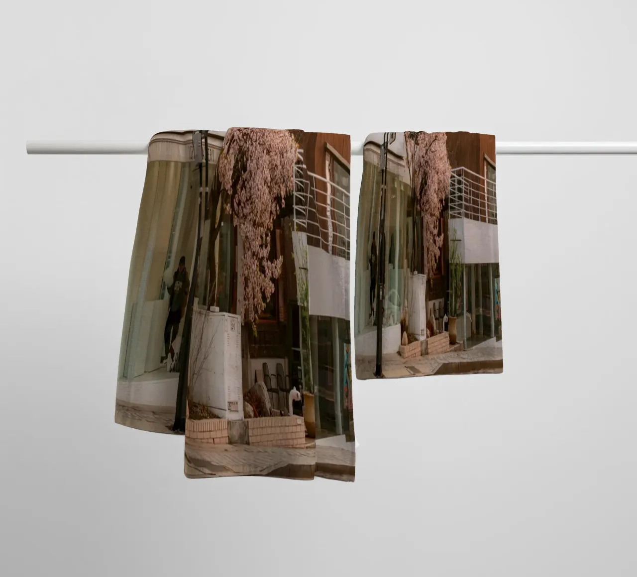 Alba dei ciliegi in fiore a Seul, Corea del Sud asciugamano da bagno da mbgraphx2