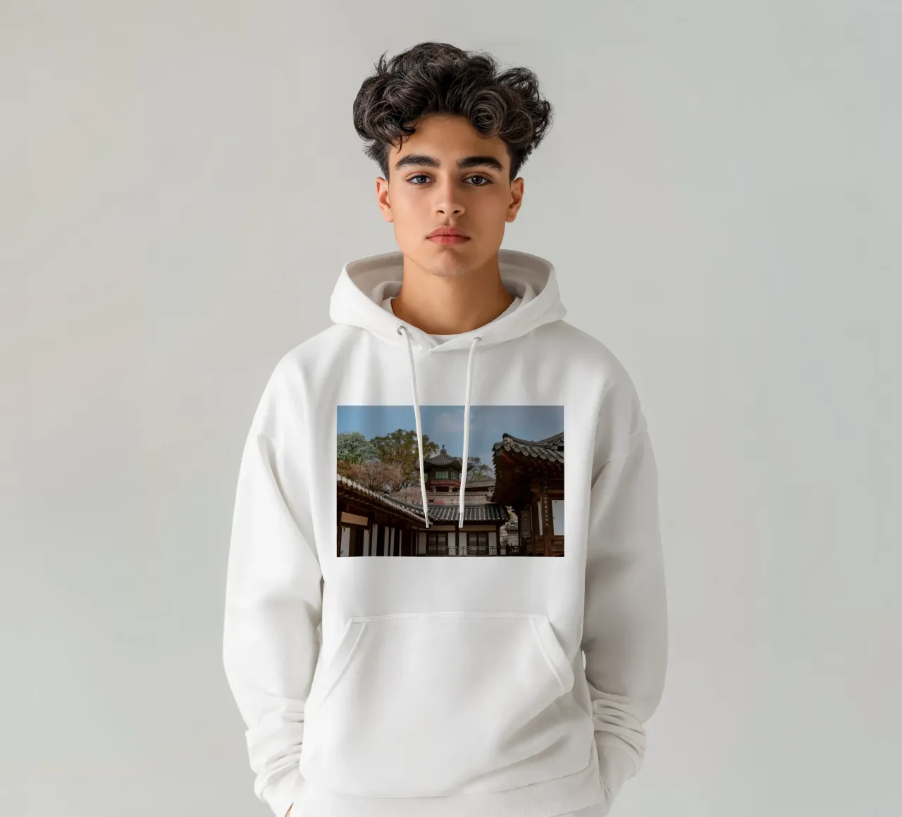 Koreanischer Tempel in Seoul, Südkorea Hoodie von mbgraphx2