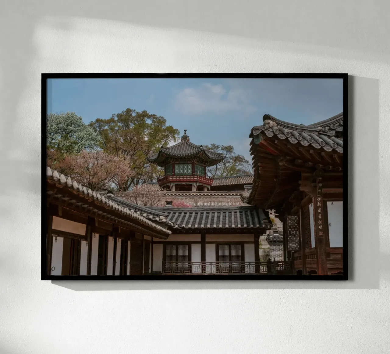 Koreanischer Tempel in Seoul, Südkorea Poster von mbgraphx2