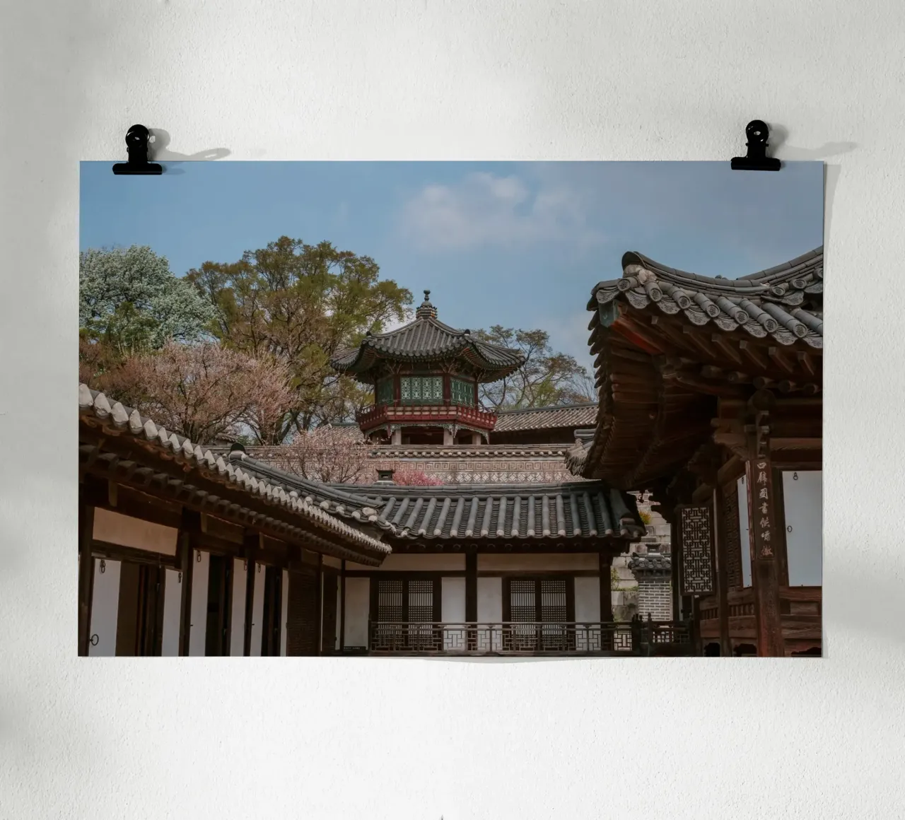 Koreanischer Tempel in Seoul, Südkorea Poster von mbgraphx2