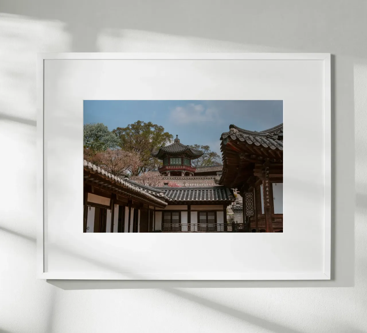 Koreanischer Tempel in Seoul, Südkorea Poster von mbgraphx2