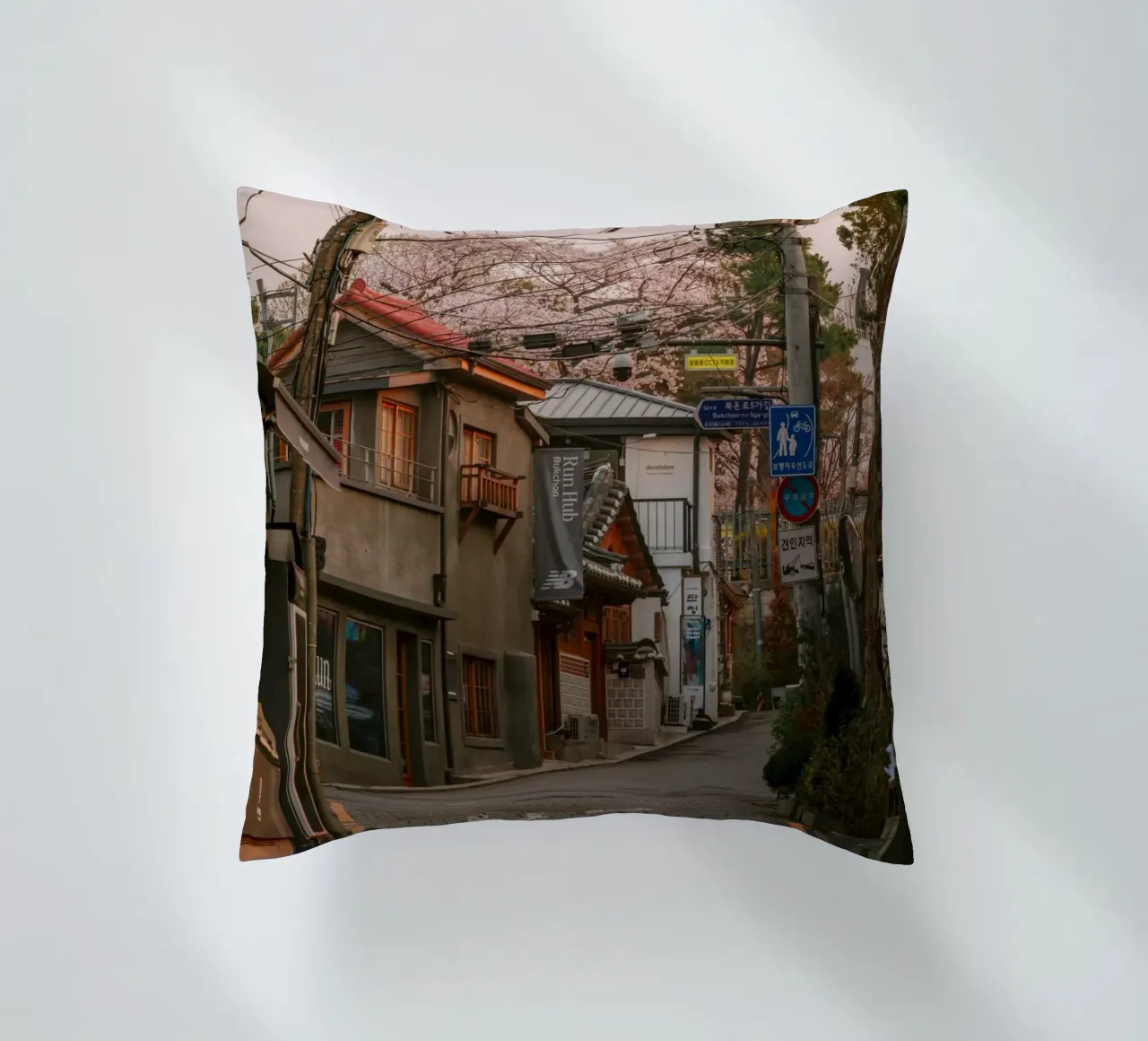 Mattinata nella Seul urbana, Corea del Sud cuscino da mbgraphx2