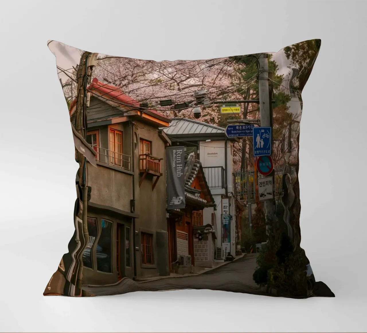 Mattinata nella Seul urbana, Corea del Sud cuscino da mbgraphx2