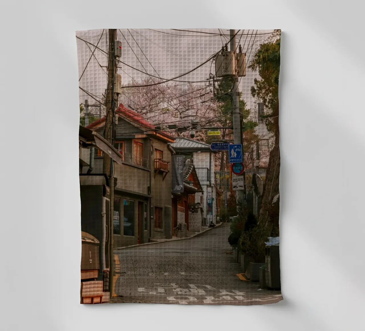 Ochtend in stedelijk Seoul, Zuid-Korea theedoek van mbgraphx2