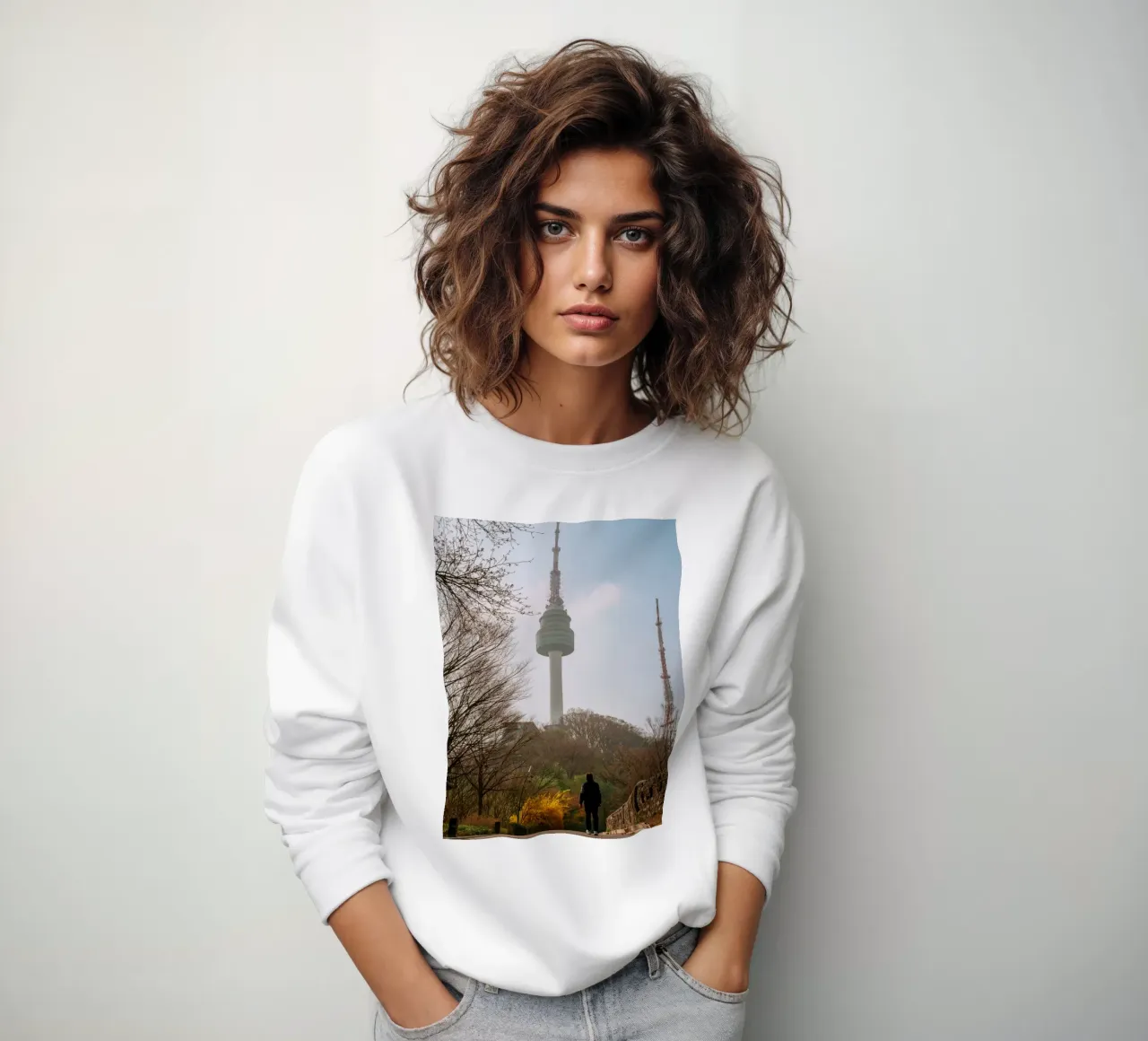 Namsan-Turm in Seoul, Südkorea Sweatshirt von mbgraphx2