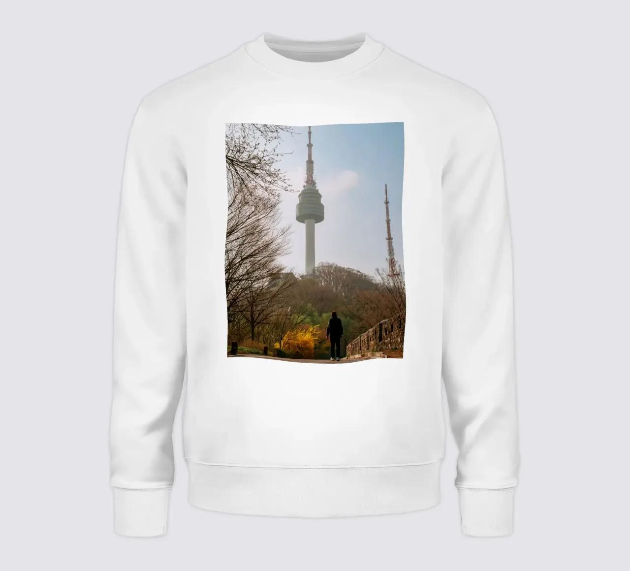 Namsan-Turm in Seoul, Südkorea Sweatshirt von mbgraphx2