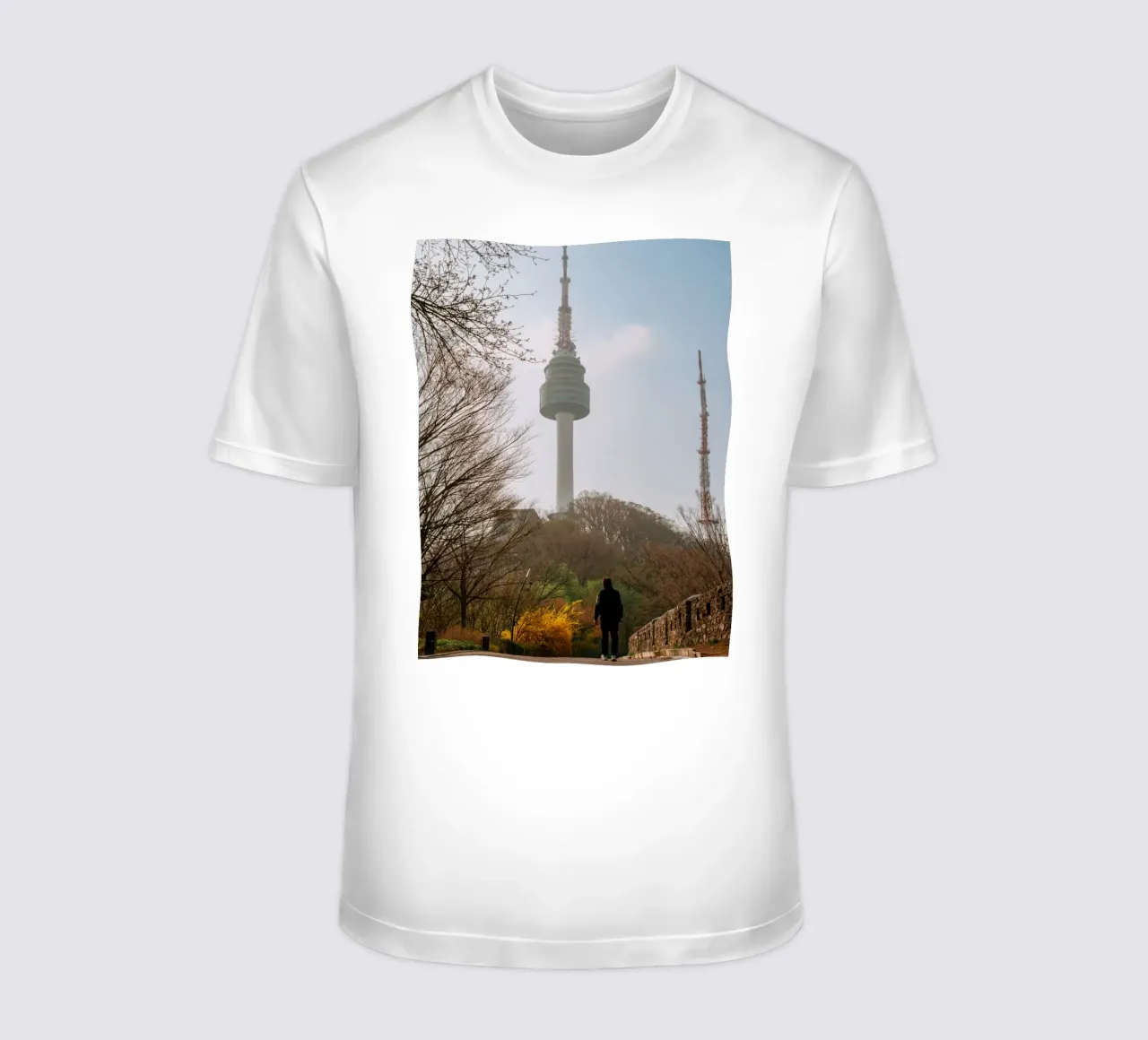 Torre Namsan a Seul, Corea del Sud t-shirt da mbgraphx2